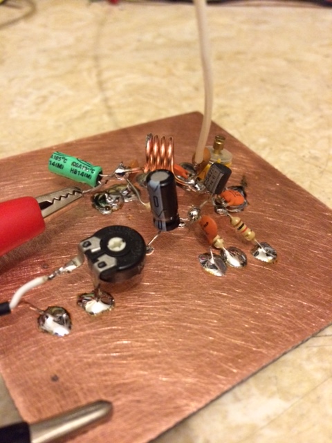 Pequeño Receptor De Radio Transistor Aislado En Blanco Fotos